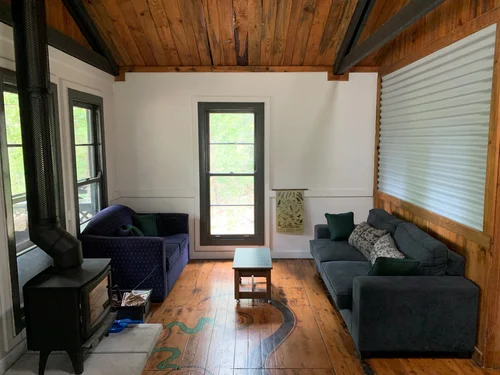 Triple bunks within shared cabin - Image 5